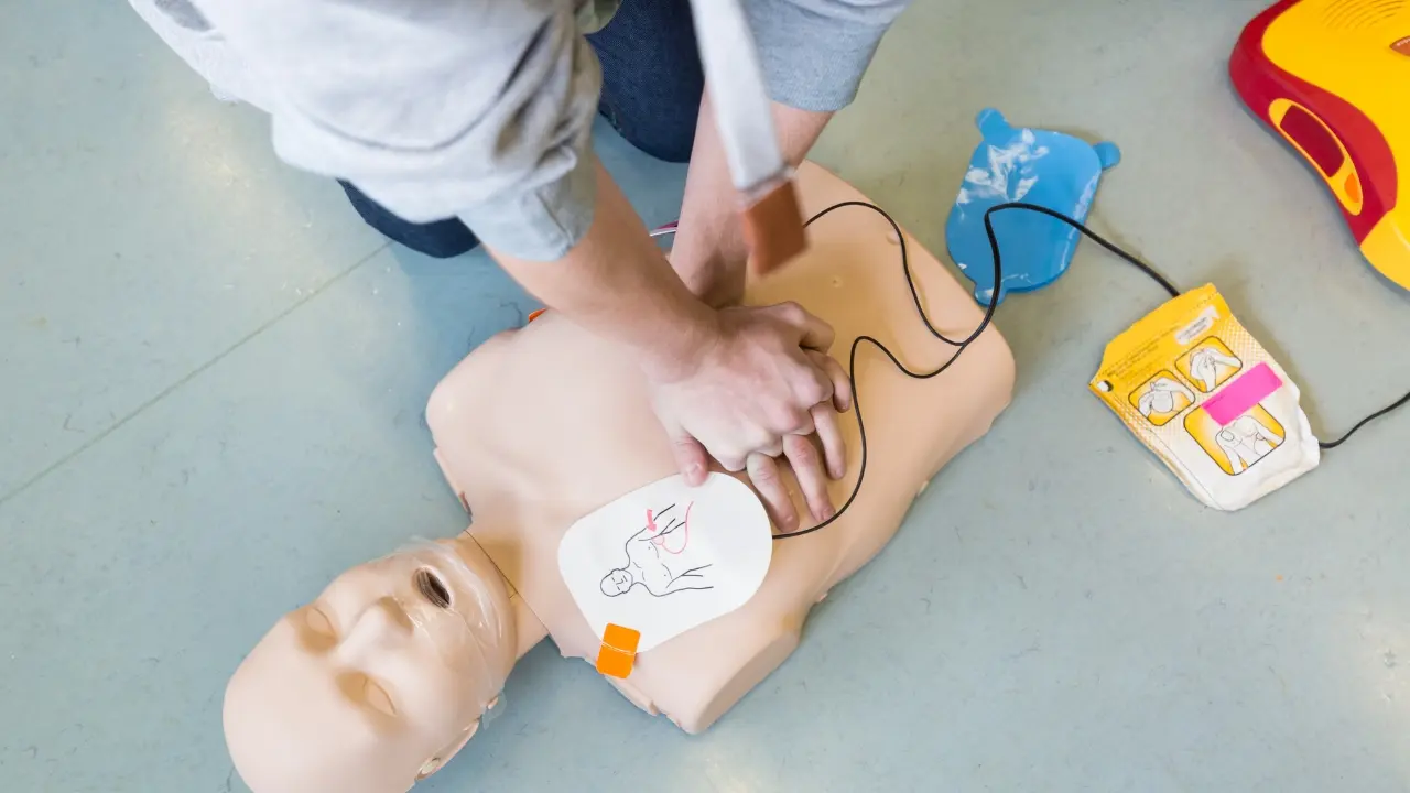 Training für Reanimation mit AED